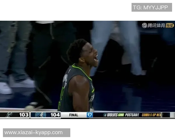 爱德华兹赛后庆祝达成一万分里程碑并获得比赛用球的荣耀时刻 爱德华兹赛后庆祝达成一万分里程碑并获得比赛用球的荣耀时刻