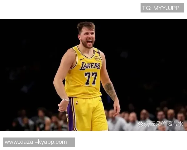 大范分析:里夫斯无球跑动活跃东契奇詹姆斯却选择静止待命 大范分析:里夫斯无球跑动活跃东契奇詹姆斯却选择静止待命